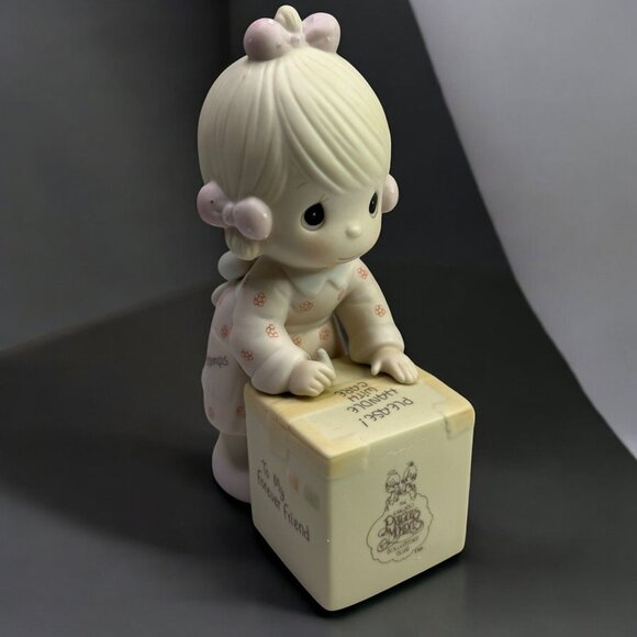 Precious Moments Collectible Figurine - Sharing is Universal - 1987 - Picture 1 of 11